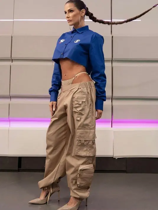 Salah satu gayanya yang paling mencuri perhatian adalah ketika memakai kemeja crop yang mengekspos bagian perut. Ia juga terlihat memadukan kemeja tersebut dengan celana kargo model peek-a-boo g-strings. @dedesecco.