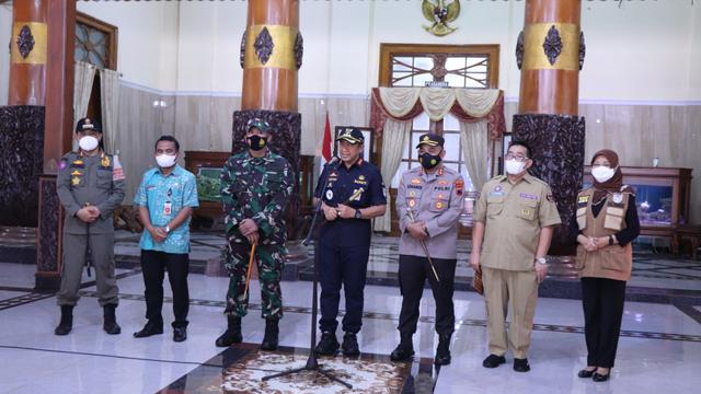 Bupati Cilacap mengumumkan 13 ABK Filipina terpapar Covid-19 varian India B.1617.2