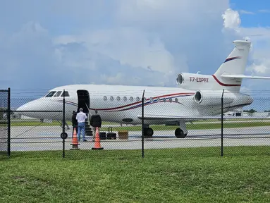 Pesawat Dassault Falcon 900EX milik Presiden Venezuela Nicolas Maduro terlihat berada di Fort Lauderdale, Florida sesaat setelah disita oleh pemerintah AS pada 2 September 2024. (Miguel GUTIERREZ / AFP)