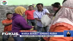 Ribuan warga di Desa Cluntang, Musuk, Boyolali, Jawa Tengah, saling berebut sembako di halaman kantor desa setempat.
