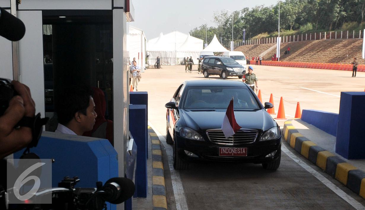 Tampak mobil yang di naiki Presiden Jokowi usai peresmian pengoperasian jalan tol Cikopo-Palimanan, Jawa Barat, Sabtu (13/6/2015). Jalan Tol sepanjang 116,754 km ini merupakan jalan tol terpanjang di Indonesia. (Liputan6.com/Johan Tallo)