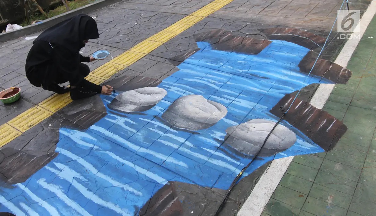 Seorang siswi membuat lukisan mural tiga dimensi di trotoar jalan di kawasan Danau Sunter, Jakarta, Senin (26/3). Selain itu mural tersebut dibuat untuk dijadikan sebagai objek wisata. (Liputan6/Arya Manggala)