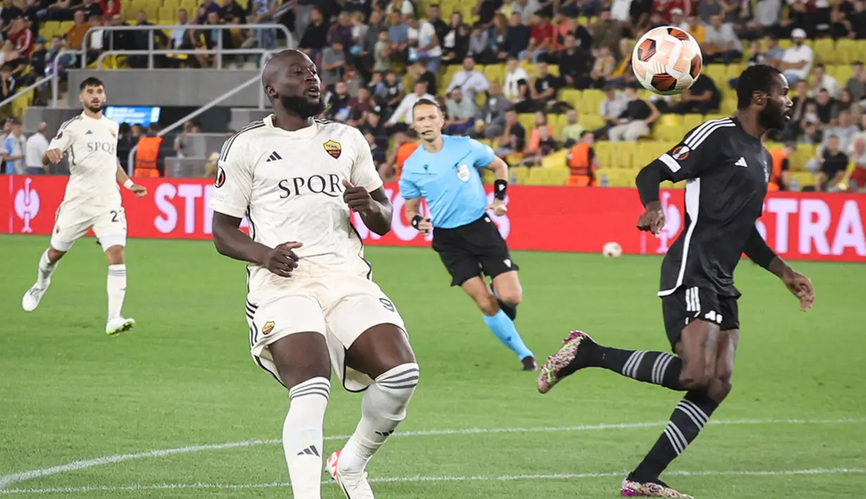 Sheriff Tiraspol mati-matian mengejar ketertinggalan setelah babak kedua dimulai. Sheriff Tiraspol akhirnya bisa menyamakan skor di menit 57. Kemelut yang terjadi di gawang Roma usai sepak pojok langsung diselesaikan oleh Christian Tovar dengan tendangan keras. (AP Photo/Aurel Obreja)