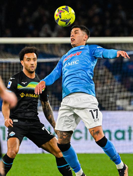 Penyerang Lazio Felipe Anderson (Kiri) dan bek Napoli Mathias Olivera berebut bola pada giornata ke-25 Liga Italia di Stadion Diego Armando Maradona, Sabtu (4/3/2023) dini hari WIB. Bagi Napoli, kekalahan tersebut memutuskan tren positif mereka yang selalu menang di delapan laga terakhir mereka di Liga Italia.  (Photo by Alberto PIZZOLI / AFP)