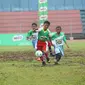 Peserta menggiring bola pada pertandingan babak penyisihan MILO Football Championship Jakarta di GOR Soemantri Brodjonegoro, beberapa waktu lalu. (Dok Milo)