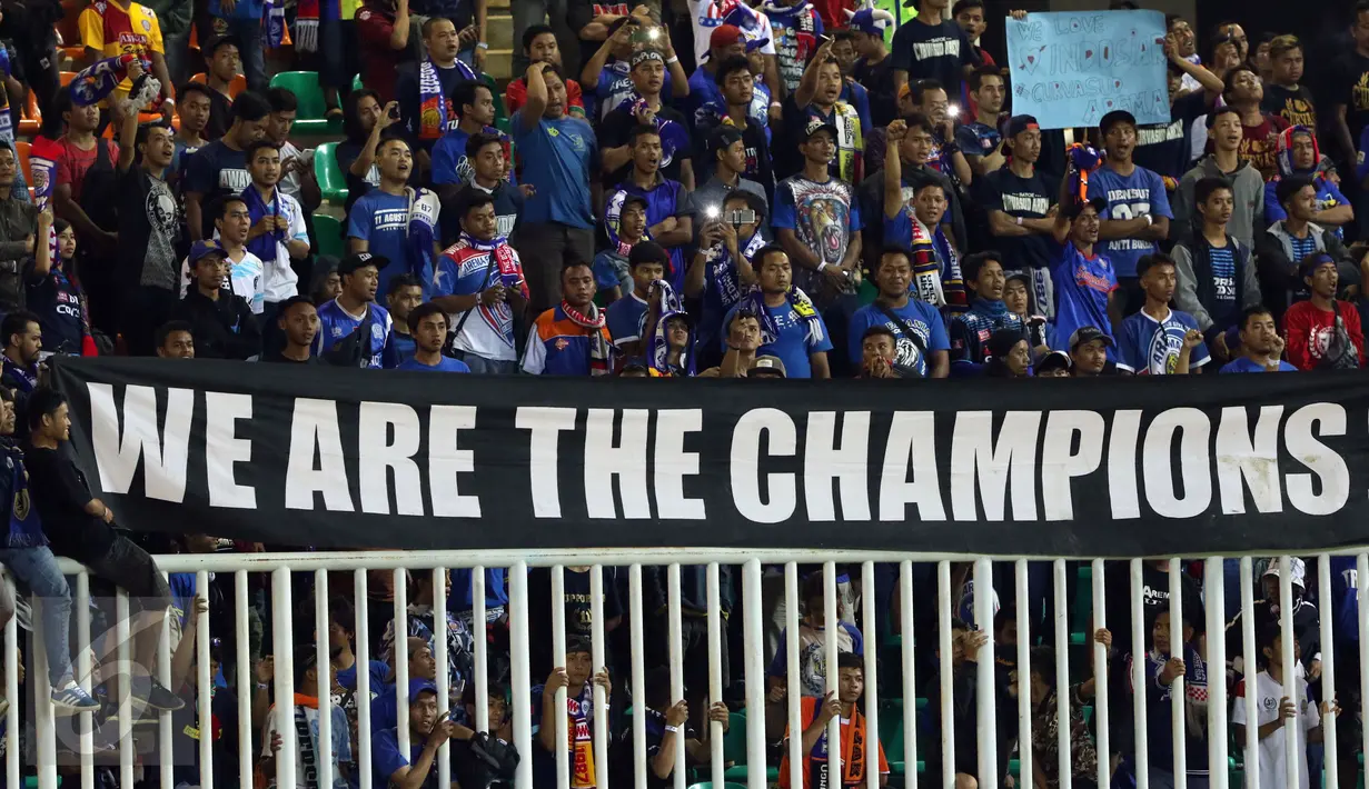 Suporter membentangkan spanduk saat menyaksikan laga Arema FC melawan PBFC di final Piala Presiden 2017 di Stadion Pakansari, Kab Bogor, Minggu (12/3). Arema FC juara Piala Presiden 2017. (Liputan6.com/Helmi Fithriansyah)