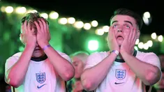 Suporter Inggris bereaksi setelah Italia memenangkan pertandingan final Euro 2020 di zona penggemar di Newcastle, Inggris, Minggu (11/7/2021). Italia menang 3-2 lewat adu penalti dengan Inggris usai bermain imbang 1-1 di waktu normal. (AP Photo/Scott Heppell)