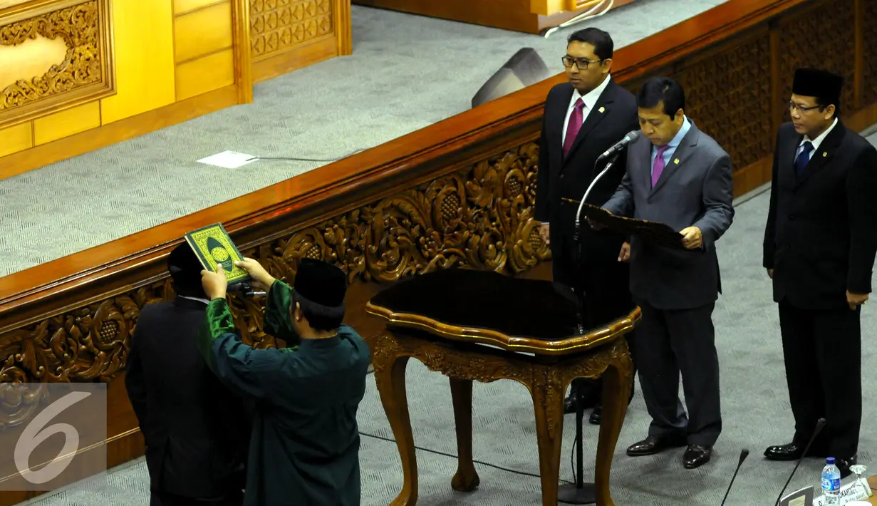 Sebelum Sidang Paripurna, Ketua DPR RI Setya Novanto melantik Anggota Dewan dari Fraksi PDIP yang baru, Dardiansyah yang menggantikan Ardiansyah, Jakarta, Kamis (20/8/2015). (Liputan6.com/Faisal R Syam)