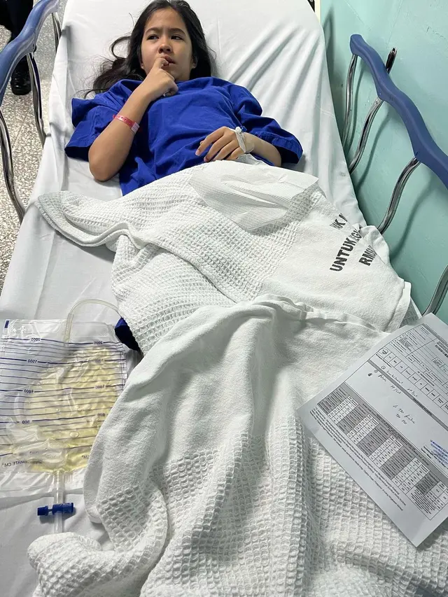 6 Potret Kondisi Terbaru Aktris Cilik yang Tak Bisa Jalan Usai Diprank Kursi Ditarik