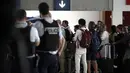 Setelah kerumunan massa yang bermusuhan berkumpul pada hari Minggu di luar kedutaan besar Prancis dan Niger menuduh Prancis berencana untuk melakukan intervensi militer, Paris mengatakan pada hari Selasa bahwa mereka akan menarik warganya dan menawarkan untuk mengevakuasi warga Eropa lainnya. (STRINGER / AFPTV / AFP)