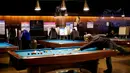 Pemilih memberikan suaranya di sebuah arena billiard yang dijadikan lokasi tempat pemungutan suara (TPS) pemilihan presiden Amerika Serikat (Pilpres AS) di Chicago, Illinois, Selasa (8/11). (REUTERS/Jim Young)
