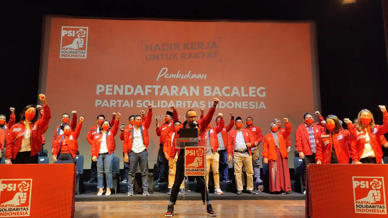 Ketua Umum DPP PSI Giring Ganesha memberikan sambutan dalam konferensi pers pembukaan pendaftaran bakal calon anggota legislatif (bacaleg) untuk Pemilu 2024 untuk PSI.