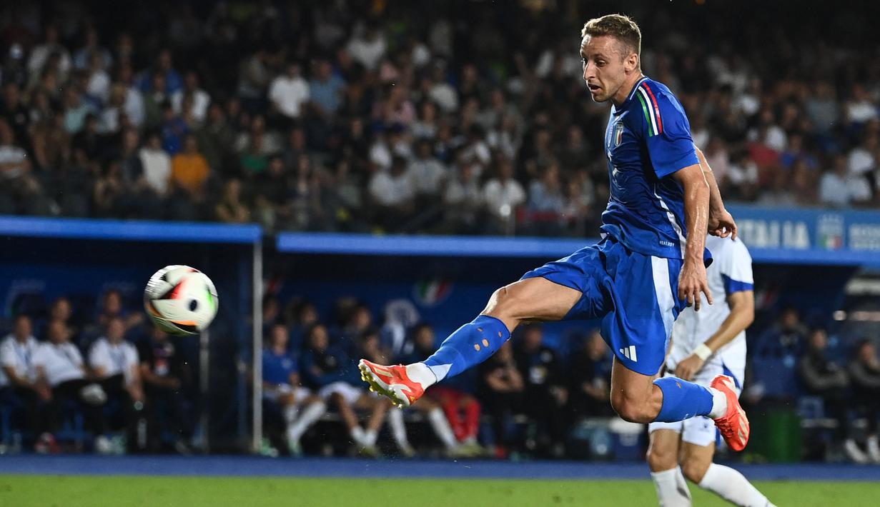 Pemain Italia, Davide Frattesi, mencetak gol ke gawang Bosnia-Herzegovina dalam laga uji coba internasional terakhir jelang Euro 2024 di Stadio Carlo Castellani, Senin (10/6/2024). (AFP/Isabella Bonotto)