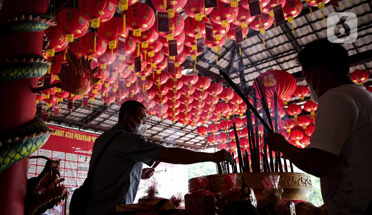 Warga Tionghoa melaksanakan sembahyang Tahun Baru Imlek 2573 Kongzili di Vihara Avalokitesvara, Tangerang Selatan, Banten, Selasa (1/2/2022). Pengelola Vihara memberlakukan pengaturan waktu dan jumlah pengunjung  dengan ketentuan protokol kesehatan Covid-19 yang berlaku. (Liputan6.com/Faizal Fanani)