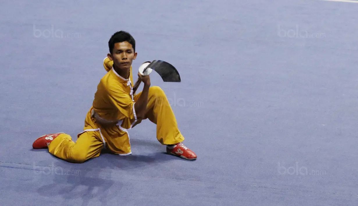 Atlet Wushu beraksi pada Kejuaraan Nasional Wushu di Sport Mall Britama Arena Kelapa Gading,Jakarta, Sabtu, (28/10/2017). Ajang tersebut juga sebagai test event Asian Games XVIII 2018. (Bola.com/M Iqbal Ichsan)
