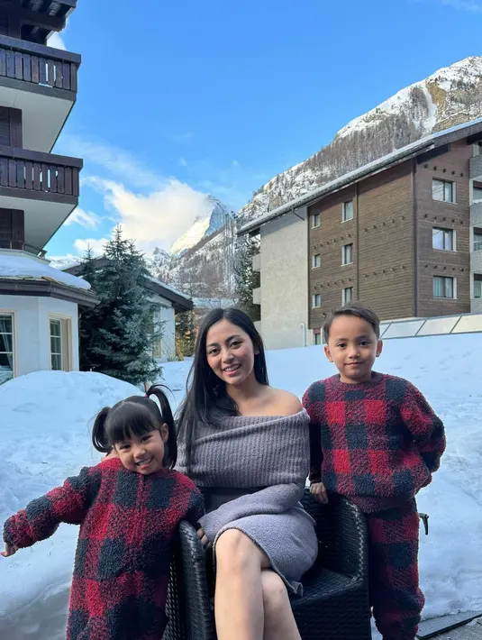 Sedangkan Xabiru dan Chava mengenakan set atasan dan bawahan bermotif flanel merah, kembar. [Foto: Instagram/rachelvennya]