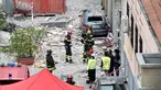 Petugas pemadam kebakaran berada di lokasi robohnya sebuah rumah susun di Milan, Italia, Minggu (12/6) waktu setempat. Tiga orang yang tinggal di bangunan itu tewas akibat ledakan yang berasal dari lantai tiga bangunan tersebut. (REUTERS/Flavio Lo Scalzo)