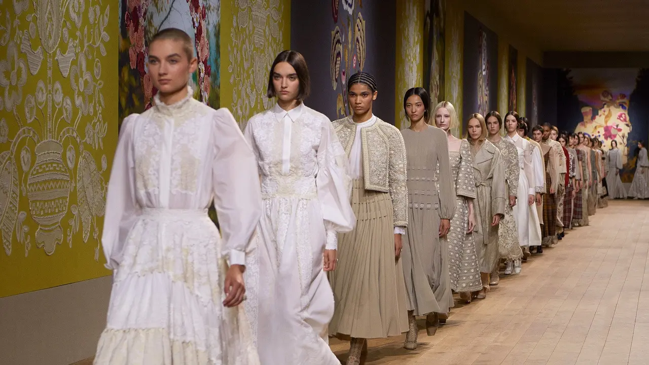 6 Tampilan Seleb Hadiri Dior Haute Couture Autumn/Winter 2022-2023 Fashion Show, Naomi Watts hingga Maye Musk
