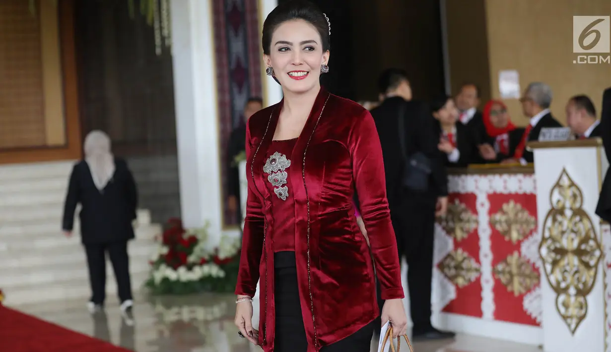 Rieke Diah Pitaloka menghadiri pelantikan anggota DPR RI di Kompleks Parlemen, Senayan, Jakarta, Selasa (1/10/2019). Di antara 575 anggota DPR terpilih, terdapat 14 artis yang menjadi wakil rakyat Indonesia. (Liputan6.com/Johan Tallo)