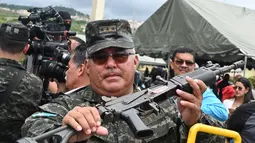 Penghancuran senjata api ini atas perintah Presiden Xiomara Castro dan untuk mengambil kendali mereka. (AFP/Orlando Sierra)