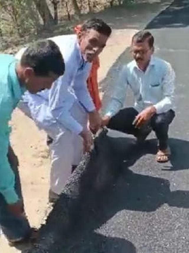 Warga Ini Buktikan Jalanan yang Baru di Aspal Ternyata Karpet, Bikin Geram