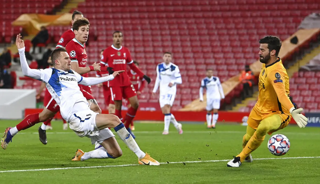 Pemain Atalanta, Josip Ilicic, mencetak gol ke gawang Liverpool pada laga Liga Champions di Stadion Anfield, Kamis (26/11/2020). Liverpool takluk dengan skor 0-2. (Laurence Griffiths/Pool via AP)