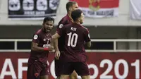 Pemain PSM Makassar merayakan gol yang dicetak oleh Eero Markkanen ke gawang Kaya FC-Iloilo pada laga AFC Cup 2019 di Stadion Pakansari, Bogor, Selasa (2/4). Kedua tim bermain imbang 1-1. (Bola.com/Yoppy Renato)