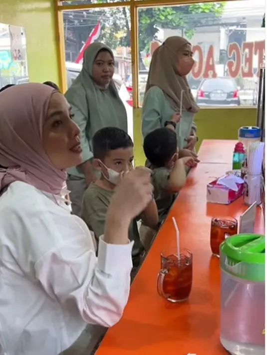 Minuman yang dipesan Tya Ariestya dan sang putra tak berbeda, yaitu es teh. (Foto: Instagram/@tya_ariestya)