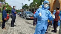 Petugas medis di Pekanbaru menjemput warga terkonfirmasi Covid-19 di Riau. (Liputan6.com/M Syukur)