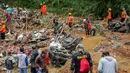 Proses pencarian dan evakuasi masih menggunakan cara manual, yakni dengan menyemprotkan air di lokasi yang diduga terdapat korban. (DEVI RAHMAN/AFP)