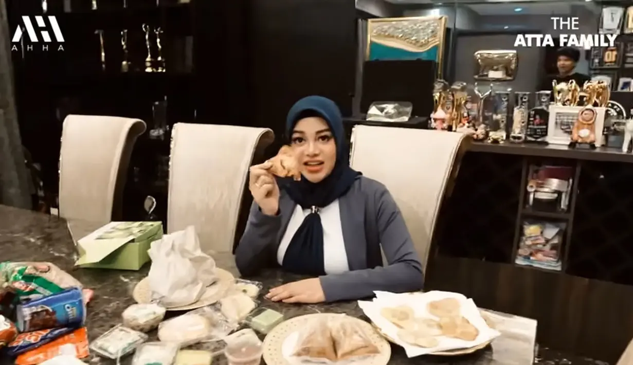 Anak Anang Hermansyah dan Krisdayanti itu langsung menyantap makanan yang disiapkan oleh suaminya. "Alhamdulillah, ngidamnya udah selesai. Akhirnya bisa tidur dengan nyenyak," kata Atta. [Youtube/AH]