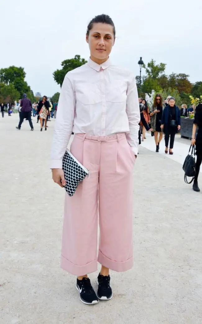 Padu padan busana kemeja warna pastel ala street styler. (Image: blog.stylesight.com)