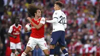 Gelandang Arsenal, Matteo Guendouzi, bersitegang dengan gelandang Tottenham Hotspur, Dele Alli, pada laga Premier League 2019 di Stadion Emirates, Minggu (1/9). Kedua tim bermain imbang 2-2. (AP/John Walton)
