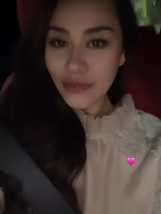 Aaliyah juga tampil natural dengan makeupnya. Mengaplikasikan lipstik merah sesuai warna bibirnya. [@aaliyah.massaid]
