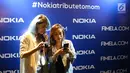 Dua orang selebgram melihat produk Nokia saat acara #Nokiatributetomom yang diselenggarakan Fimela.com dan Nokia di Kota Kasablanka, Jakarta, Minggu (27/5). Pihak Nokia memperkenalkan produk terbarunya. (Liputan6.com/Helmi Fithriansyah)