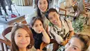 Yuki Kato hadir mengenakan long dress model kaftan dengan motif batik. Yuki pun tampil tanpa makeup berlebih yang pas di wajahnya. [@mrsayudewi]
