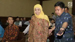 Gubernur Jawa Timur Khofifah Indar Parawansa (tengah) saat tiba untuk saksi pada sidang lanjutan suap seleksi pengisian jabatan di Kementerian Agama dengan terdakwa Haris Hasanuddin dan M Muafad Wirahadi, Pengadilan Tipikor, Jakarta, Rabu (3/7/2019). (Liputan6.com/Helmi Fithriansyah)