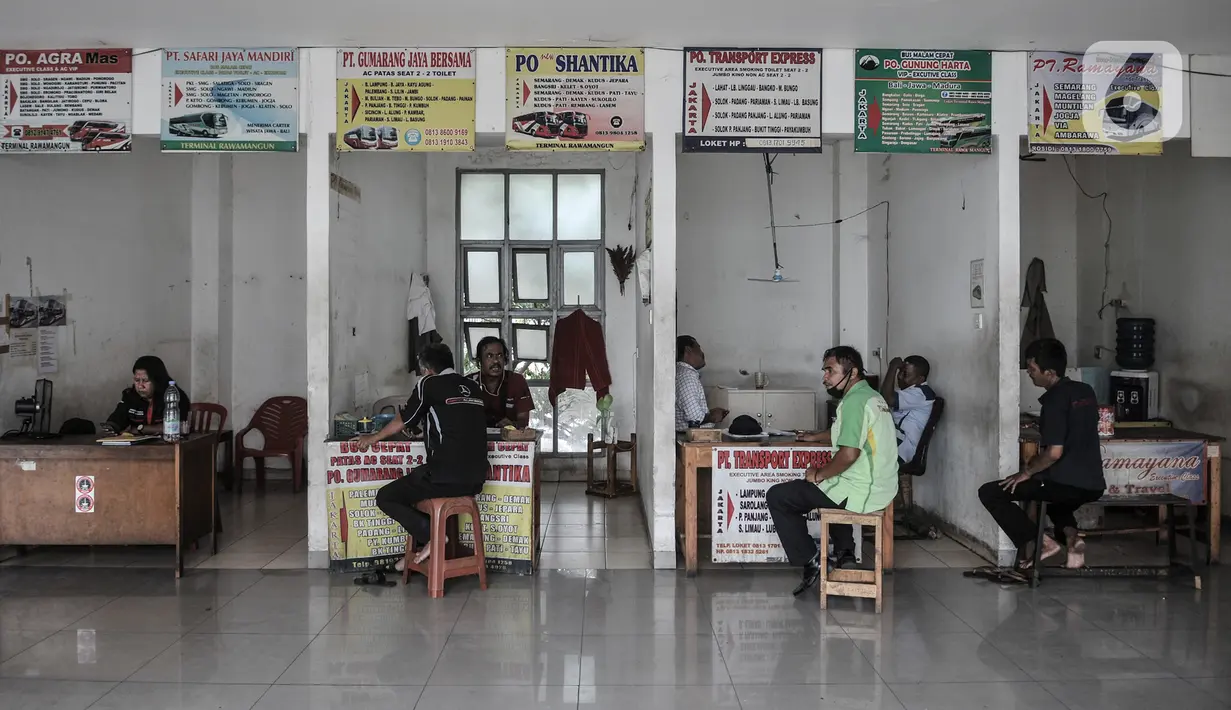 Pekerja agen tiket bus AKAP saat menunggu pembeli di Terminal Rawamangun, Jakarta, Senin (20/7/2020). Wakil Gubernur Ahmad Riza Patria menyatakan Pemprov DKI berencana merevitalisasi Terminal Rawamangun karena dinilai belum optimal pasca-revitalisasi pada 2015 lalu. (merdeka.com/Iqbal S Nugroho)