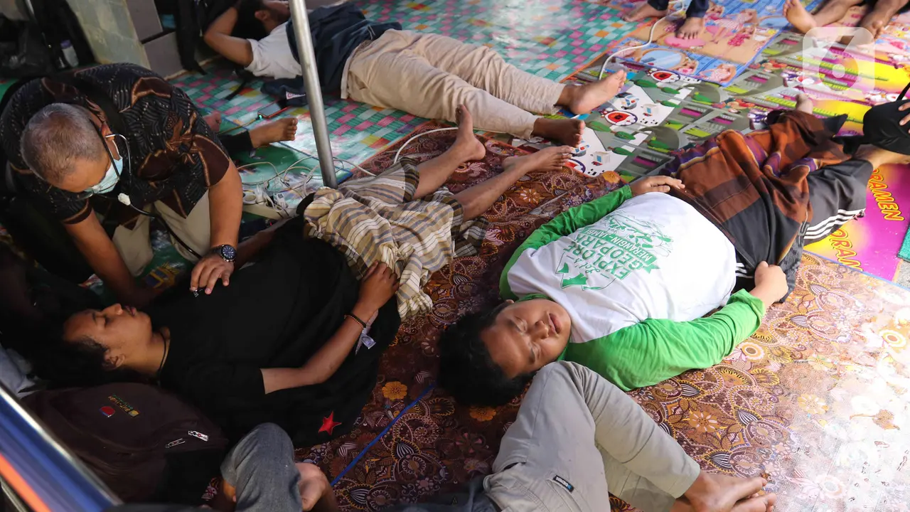 Peserta Aksi Mogok Makan di Komnas HAM Tumbang