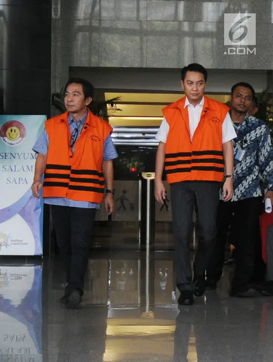 Anggota Komisi I DPR dari Fraksi Golkar, Fayakhun Andriadi (kanan) dan Anggota DPRD Kota Malang Suprapto meninggalkan gedung KPK usai menjalani pemeriksaan, Jakarta (13/4). (Merdeka.com/Dwi Narwoko)