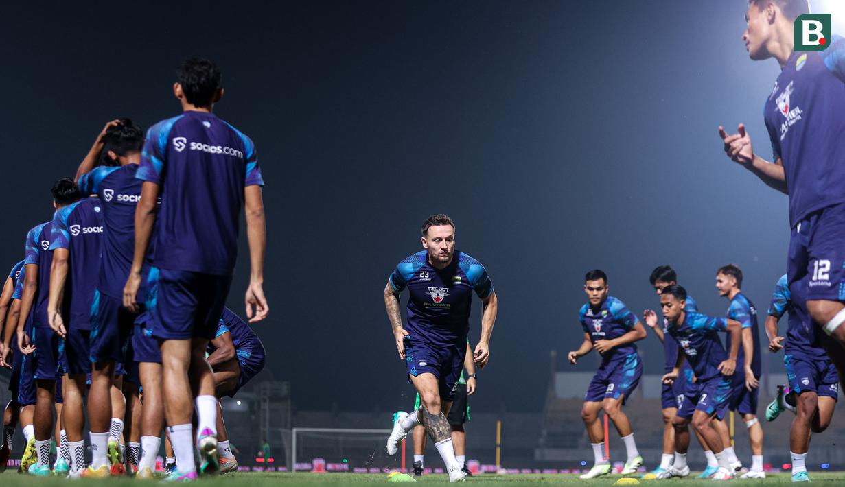 <p>Pemain Persib Bandung, Marc Klok (tengah) dkk melakukan pemanasan dalam sesi official training di Stadion Gelora Bangkalan, Madura, Kamis (30/5/2024) jelang laga leg kedua final Championship Series BRI Liga 1 2023/2024 menghadapi Madura United, Jumat, 31 Mei 2024. (Bola.com/Bagaskara Lazuardi)</p>