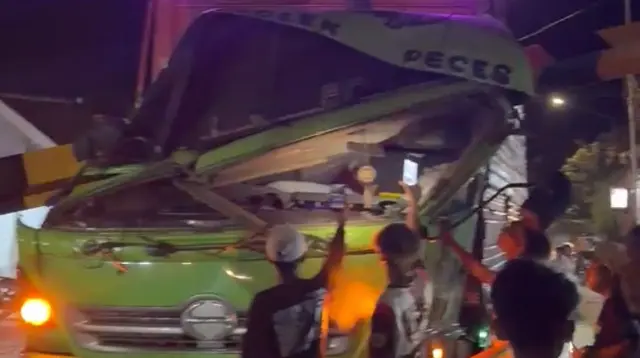 Detik-Detik Truk Terobos Portal di Banyuwangi, 2 Orang Luka-luka