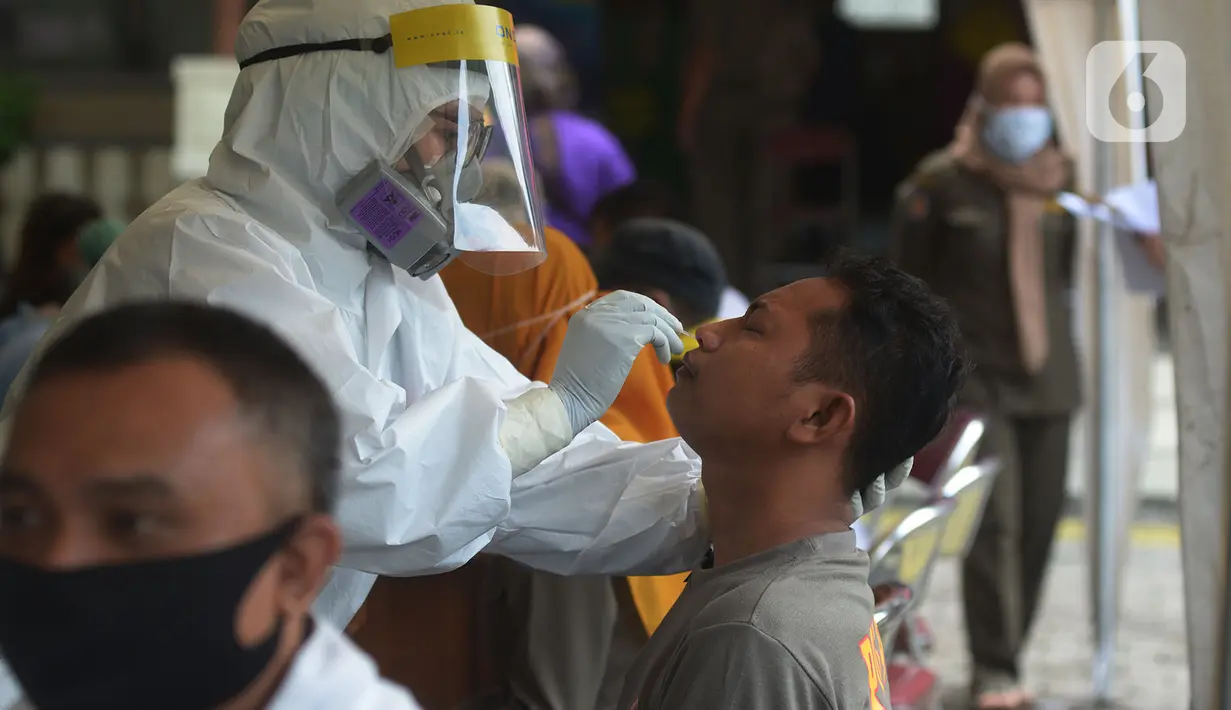 Petugas medis mengambil sampel lendir saat tes usap (swab test) pegawai kecamatan Sawah Besar, Jakarta, Selasa (18/8/2020). Tes swab yang dilakukan terhadap seluruh pegawai kecamatan Sawah Besar itu sebagai upaya memutus mata rantai penyebaran Virus Corona Covid-19. (merdeka.com/Imam Buhori)