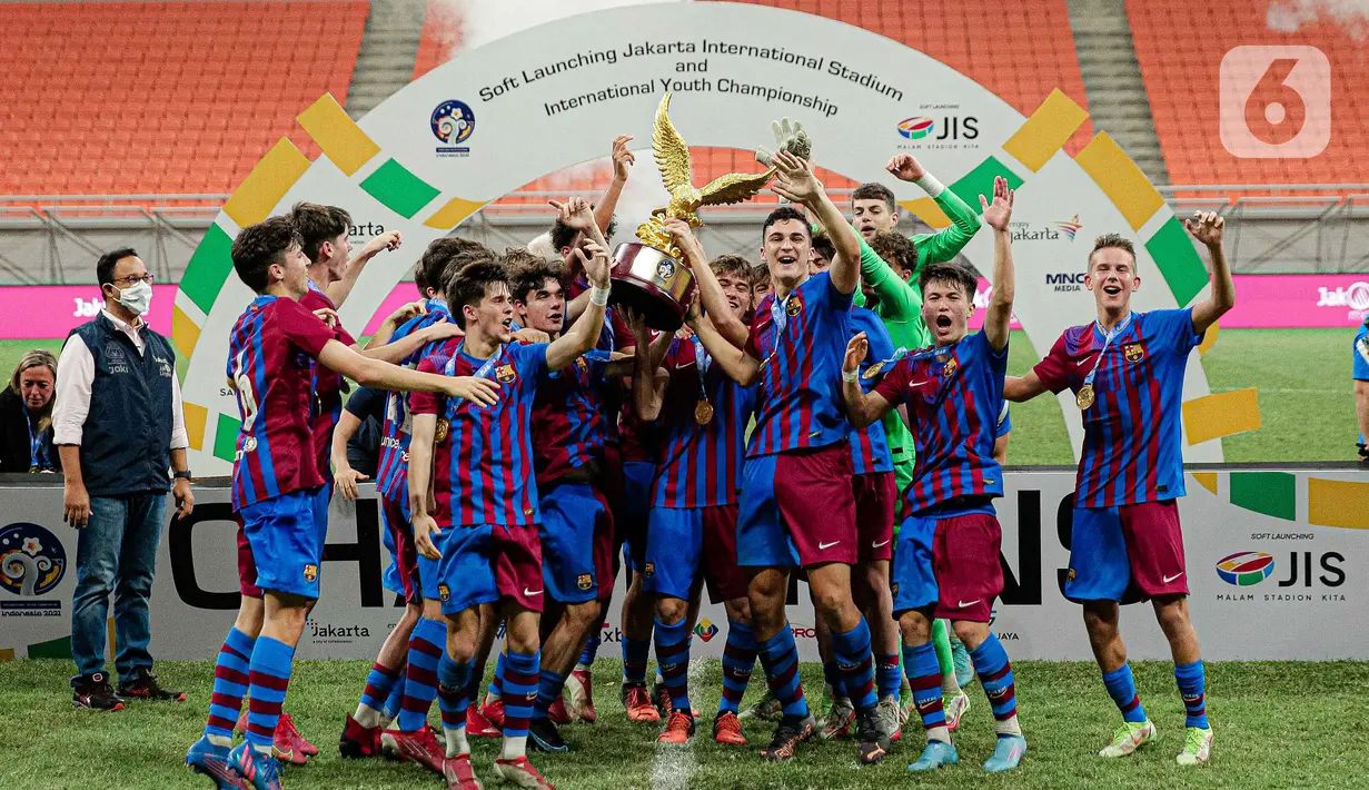Para pemain Barcelona U-18 melakukan selebrasi usai menjadi juara International Youth Championship (IYC) 2021 di Jakarta International Stadium (JIS), Jakarta, Selasa (19/4/2022). Barcelona U-18 juara IYC 2021 usai menang atas Altetico Madrid U-18. (Liputan6.com/Faizal Fanani)