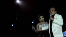 Penyanyi senior, Bob Tutupoli menemani Krisdayanti menyanyikan lagu “Cintaku Tak Akan Pudar ” dalam konser tunggal bertajuk Traya di Jakarta Convention Center, Jakarta, Minggu (3/5/2015). (Liputan6.com/Faisal R Syam)