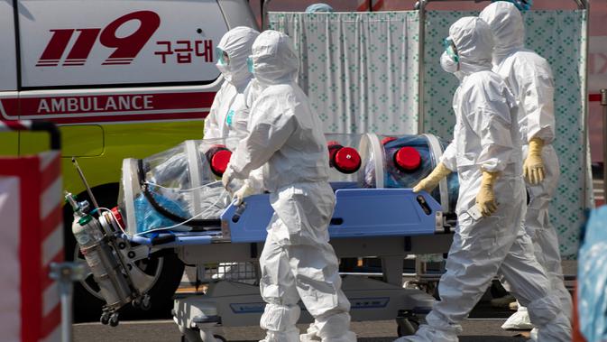 Pekerja medis Rumah Sakit Universitas Nasional Kyungpook memindahkan seorang pasien di Daegu, Korea Selatan, Rabu (4/3/2020). Korea Selatan mengonfirmasi 293 kasus baru virus corona (COVID-19) pada Rabu (4/3/2020). (Xinhua/Lee Sang-ho)
