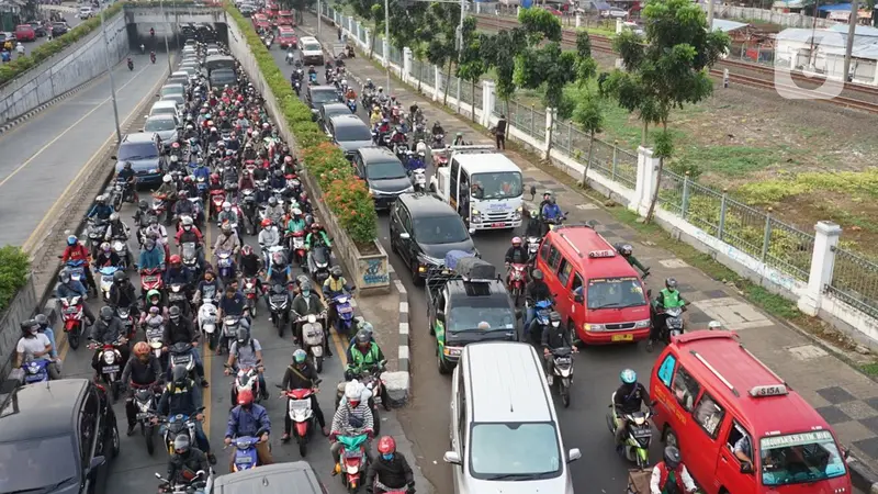 Kemacetan Parah Hiasi Masa Transisi PSBB di Pasar Minggu