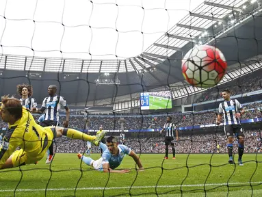  Pemain Manchester City Sergio Aguero mencetak gol pertama ke gawang Newcastle pada lanjutan Liga Premier Inggris di Etihad Stadium, Sabtu (04/10/2015).  Manchester City menang 6-1. Reuters / Andrew Yates 