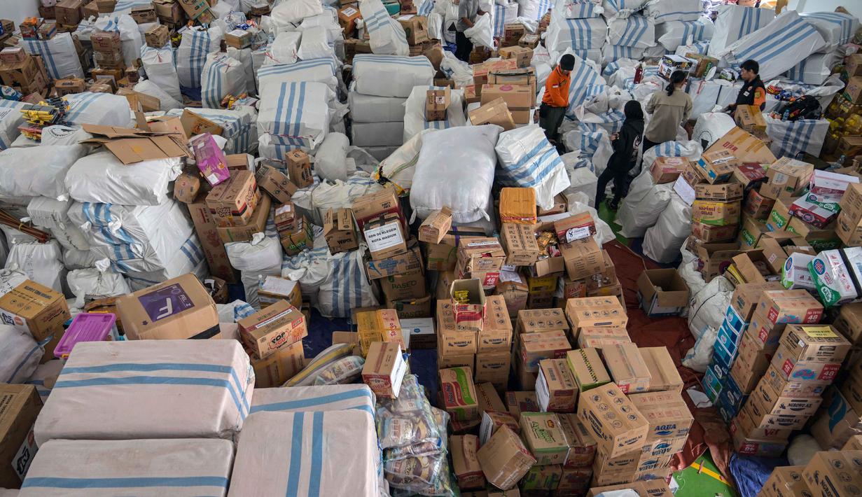 Kepala Bidang Kedaruratan dan Logistik BPBD Jatim, Satria Nurseno, mengatakan pengiriman logistik itu merupakan hasil penggalangan dari Pemprov Jatim, Pemerintah Kabupaten/Kota, organisasi masyarakat, hingga kontribusi dari dunia usaha. Tampak dalam foto, para relawan mengemasi perlengkapan untuk dikirimkan ke daerah-daerah terdampak banjir di Badan Penanggulangan Bencana Daerah (BPBD) Sidoarjo, Provinsi Jawa Timur, pada Jumat 5 Desember 2025. (JUNI KRISWANTO/AFP)