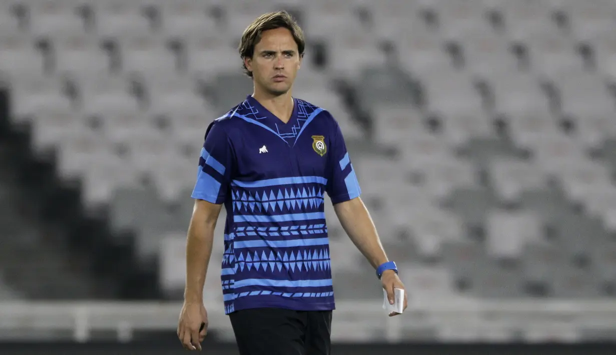 Pelatih Vanuatu, Paul Munster, mengamati pemainnya saat latihan di SUGBK, Jakarta, Jumat (14/6). Latihan ini persiapan jelang laga persahabatan melawan Timnas Indonesia. (Bola.com/Yoppy Renato)
